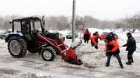 Очистка снега с покрытия из резиновой крошки